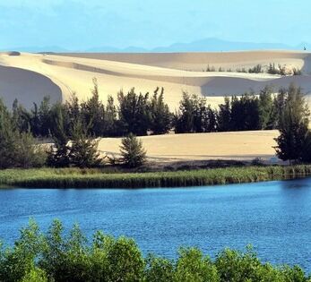 Cửa thép chống cháy Nam Phát Mavi - Điểm đến ngay miền Trung mà ngỡ ở nước ngoài: Vừa có hồ nước vừa có sa mạc cát, được ví như "tiểu Sahara"