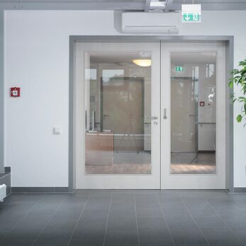 Quy định quan trọng nhất định phải nắm rõ về cửa thoát hiểm
