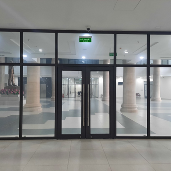 Kính chống cháy trong hệ cửa và vách: Vai trò kỹ thuật ngoài lấy sáng