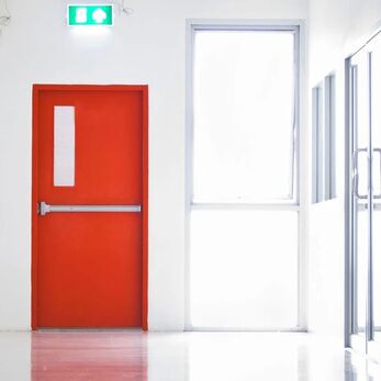 Vì sao nên chọn cửa thép chống cháy Nam Phát Mavi cho lối thoát hiểm? Cập nhập báo giá cửa thoát hiểm chống cháy 2025