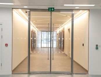 Kính chống cháy khác kính cường lực thông thường thế nào?