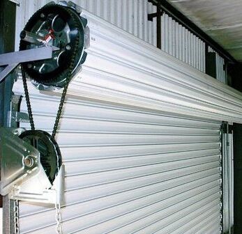 Vì sao cửa cuốn chống cháy không thể thay thế hoàn toàn cửa thép chống cháy? – Góc nhìn từ Nam Phát Mavi