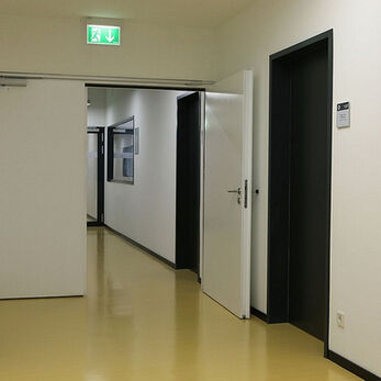 Vì sao nhà xưởng nên lắp cửa thép chống cháy EI90? Giải pháp an toàn cho khu vực sản xuất