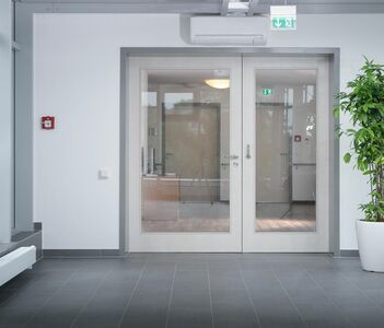 Quy định quan trọng nhất định phải nắm rõ về cửa thoát hiểm