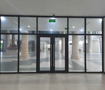 Kính chống cháy trong hệ cửa và vách: Vai trò kỹ thuật ngoài lấy sáng