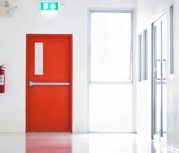 Vì sao nên chọn cửa thép chống cháy Nam Phát Mavi cho lối thoát hiểm? Cập nhập báo giá cửa thoát hiểm chống cháy 2025