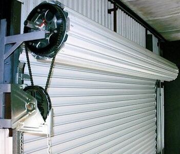 Vì sao cửa cuốn chống cháy không thể thay thế hoàn toàn cửa thép chống cháy? – Góc nhìn từ Nam Phát Mavi