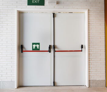 Cửa chống cháy bị xệ cánh: Dấu hiệu, nguyên nhân và cách xử lý sớm