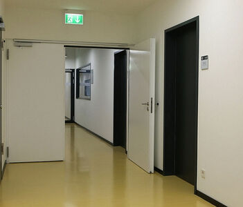 Vì sao nhà xưởng nên lắp cửa thép chống cháy EI90? Giải pháp an toàn cho khu vực sản xuất