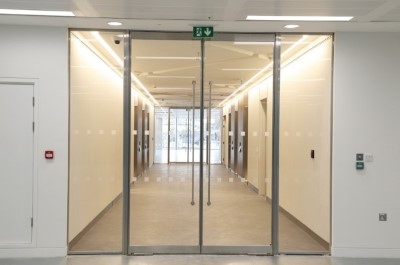Kính chống cháy khác kính cường lực thông thường thế nào?