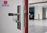 Kích thước cửa chống cháy ảnh hưởng gì đến cấu hình và phụ kiện?