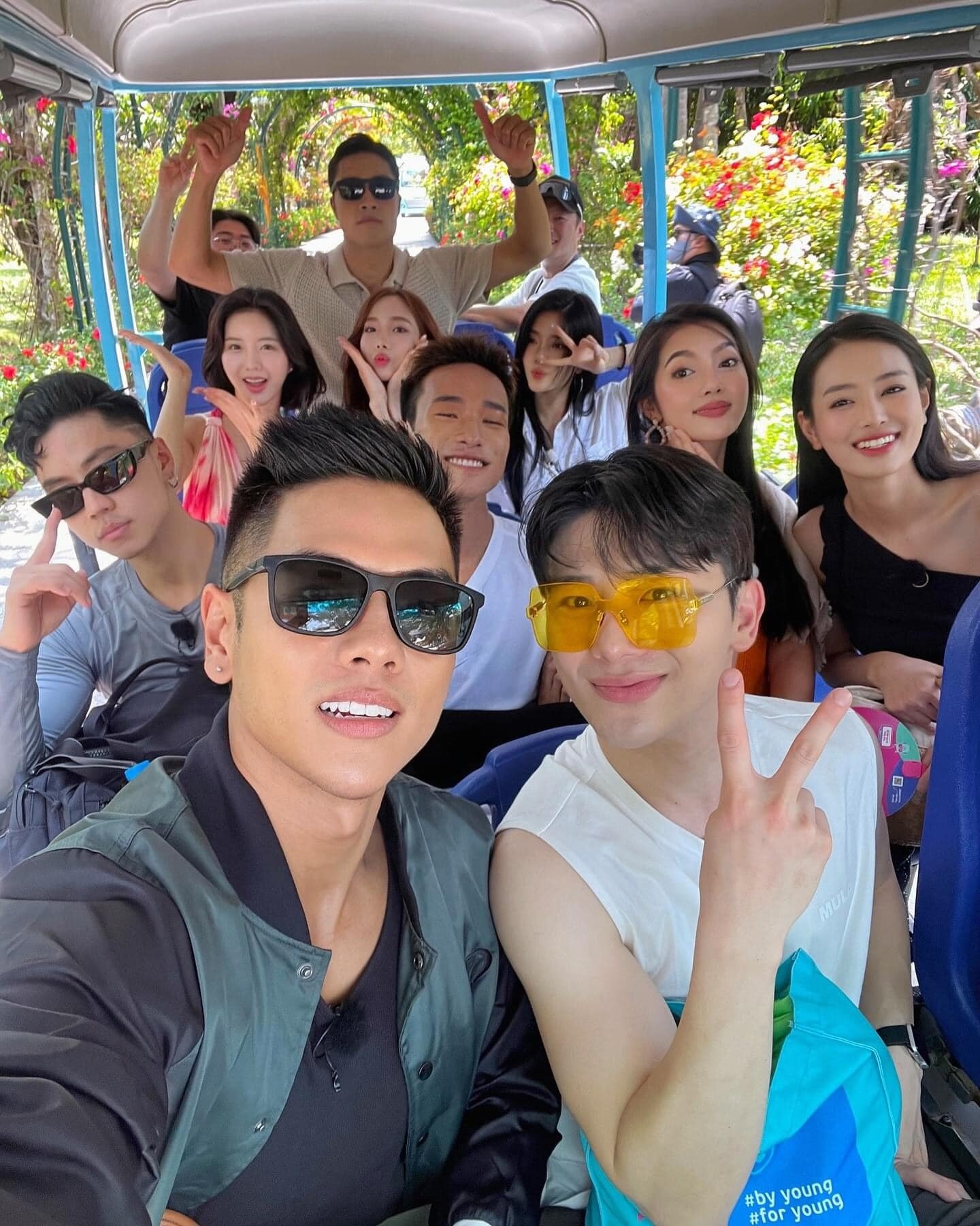 Trong chương trình, Khánh Linh có những màn tương tác gây chú ý với dàn "soái ca"