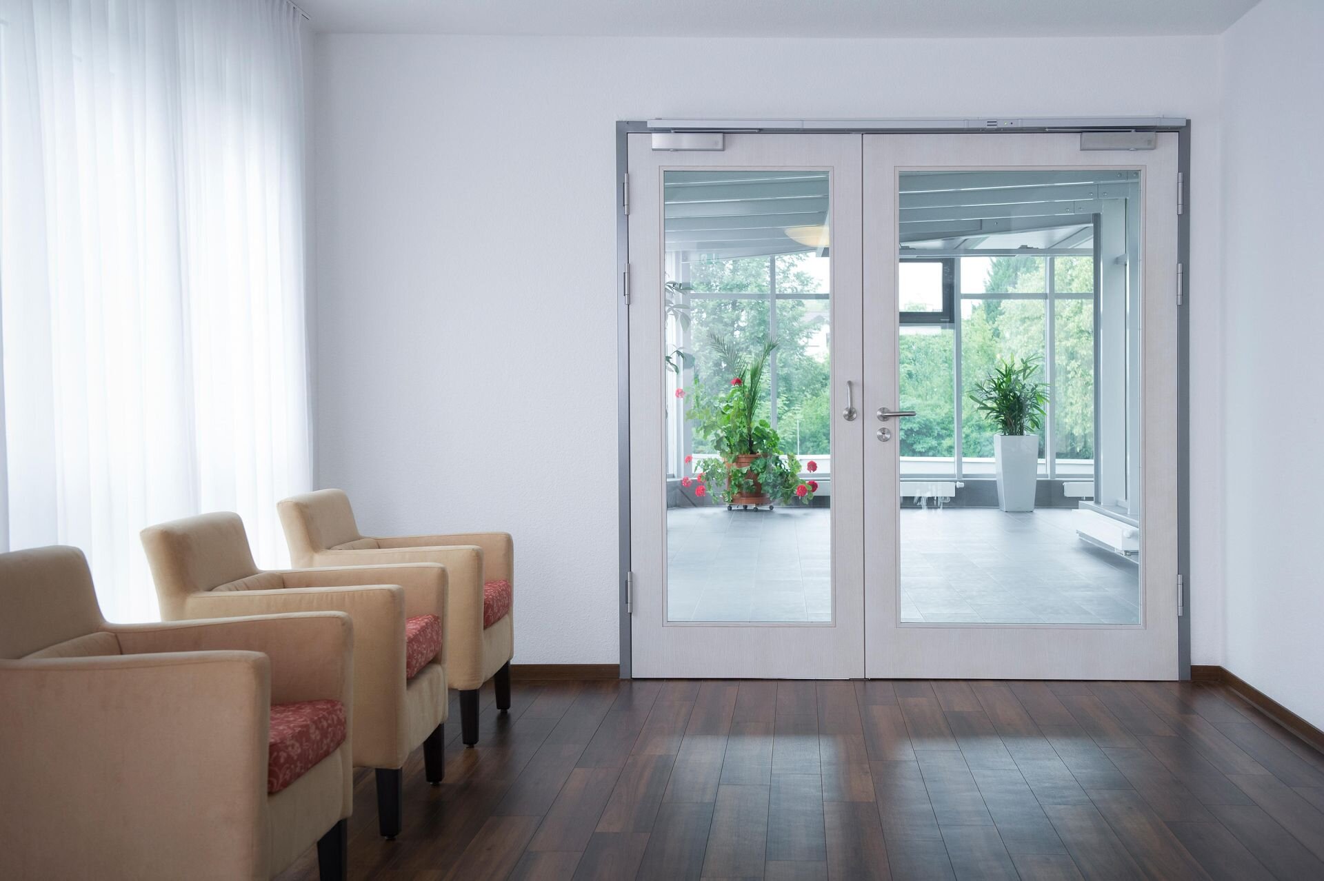 Quy định quan trọng nhất định phải nắm rõ về cửa thoát hiểm