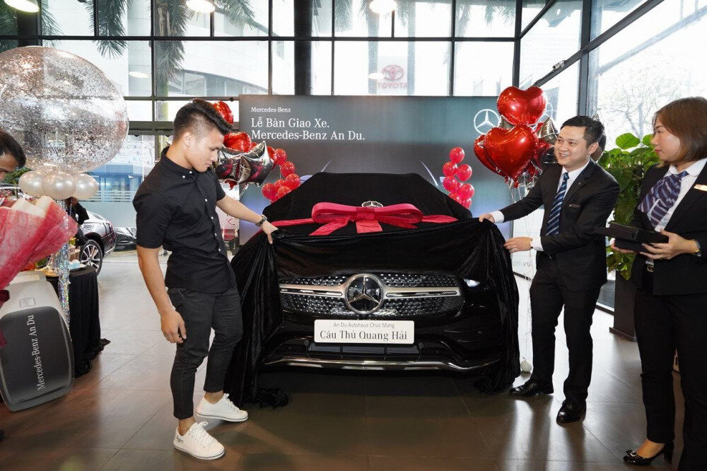 Bán xe VinFast ủng hộ đồng bào lũ lụt, Quang Hải, Chu Thanh Huyền đang đi xe gì?